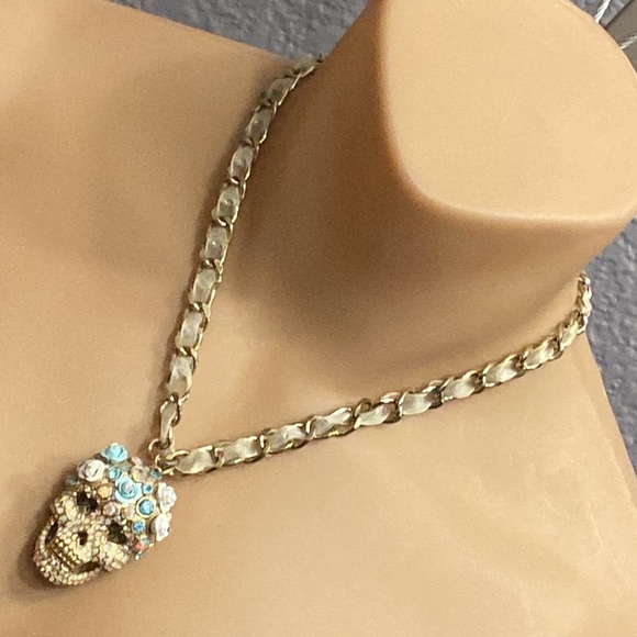 BETSEY JOHNSON - 💀necklace w rhinestones & roses, gold tone chain w ribbon - Picture 16 of 16